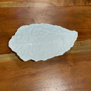 Cabbage leaf platter white cariton ware England vintage